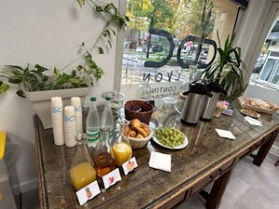 Buffet de petit-déjeuner avec jus de fruits et viennoiseries dans une vitrine