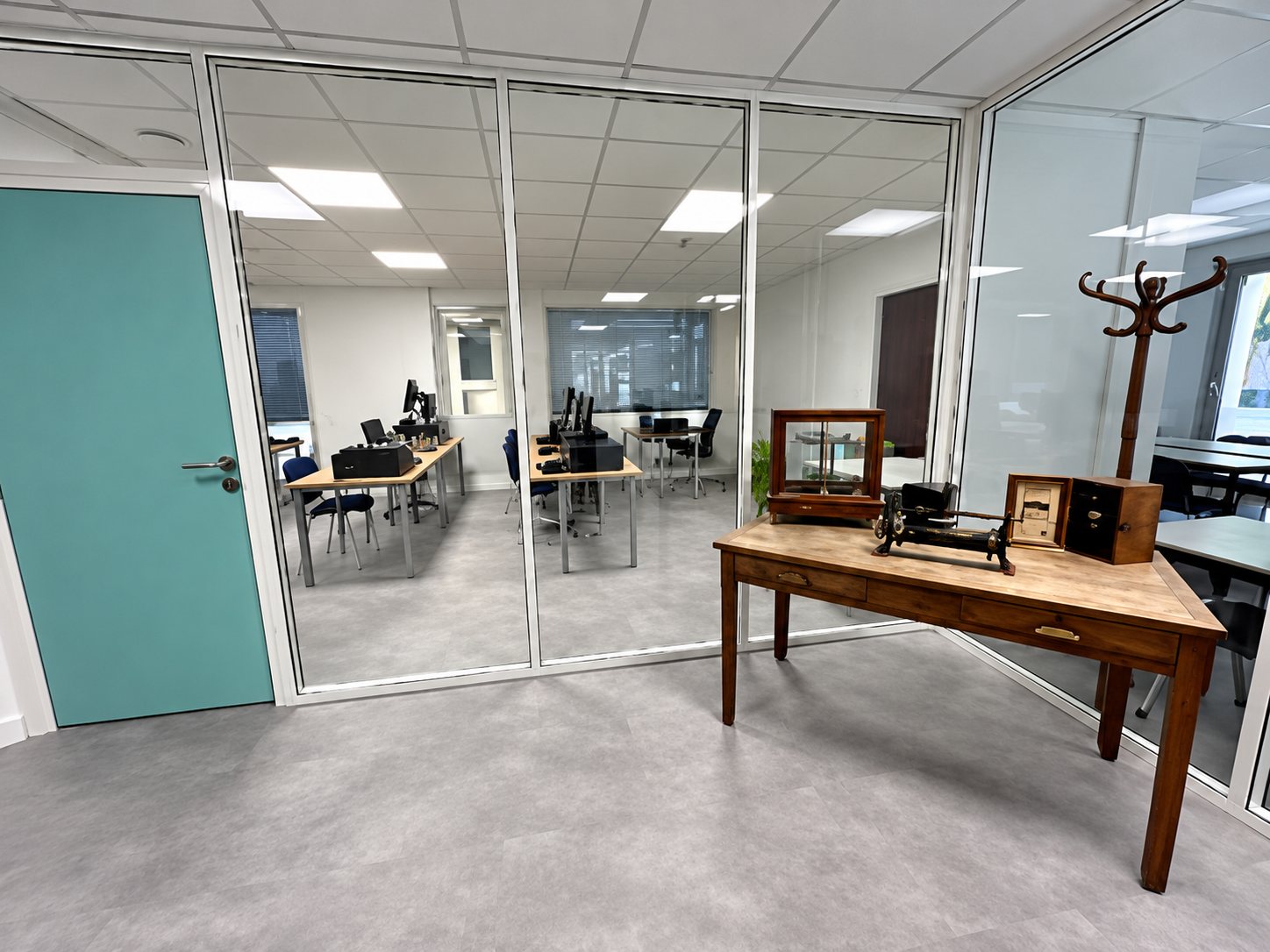 Bureaux vitrés autour d’une table en bois